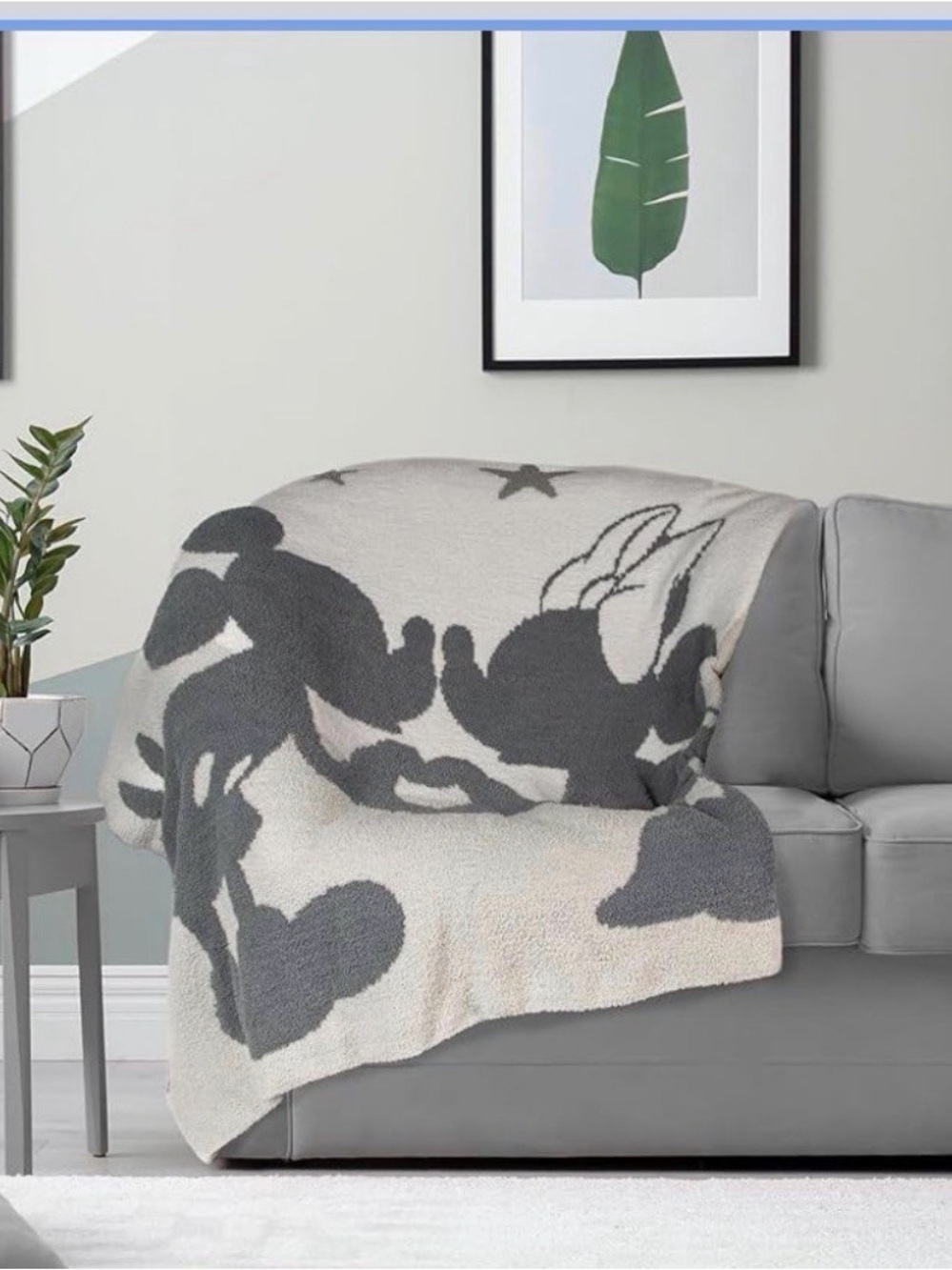 Disney Mickey Mouse & Minnie Mouse
Feather Knit Fluffy Throw Blanket